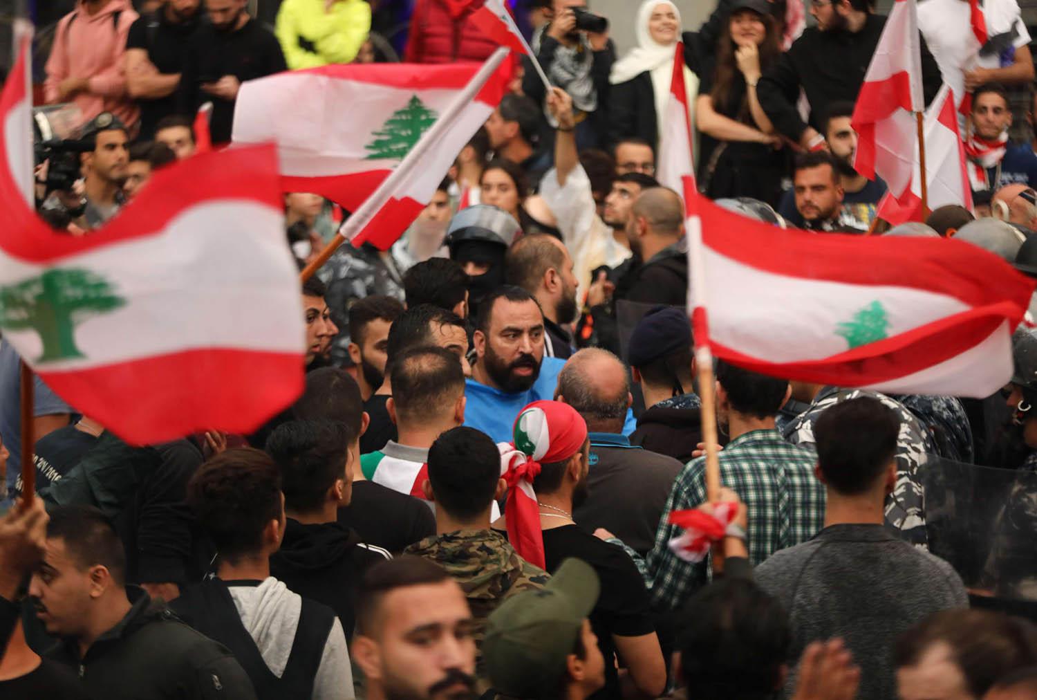 ناشطون في حزب الله يعترضون طريق متظاهرين ضد حزب الله والنظام وسط بيروت
