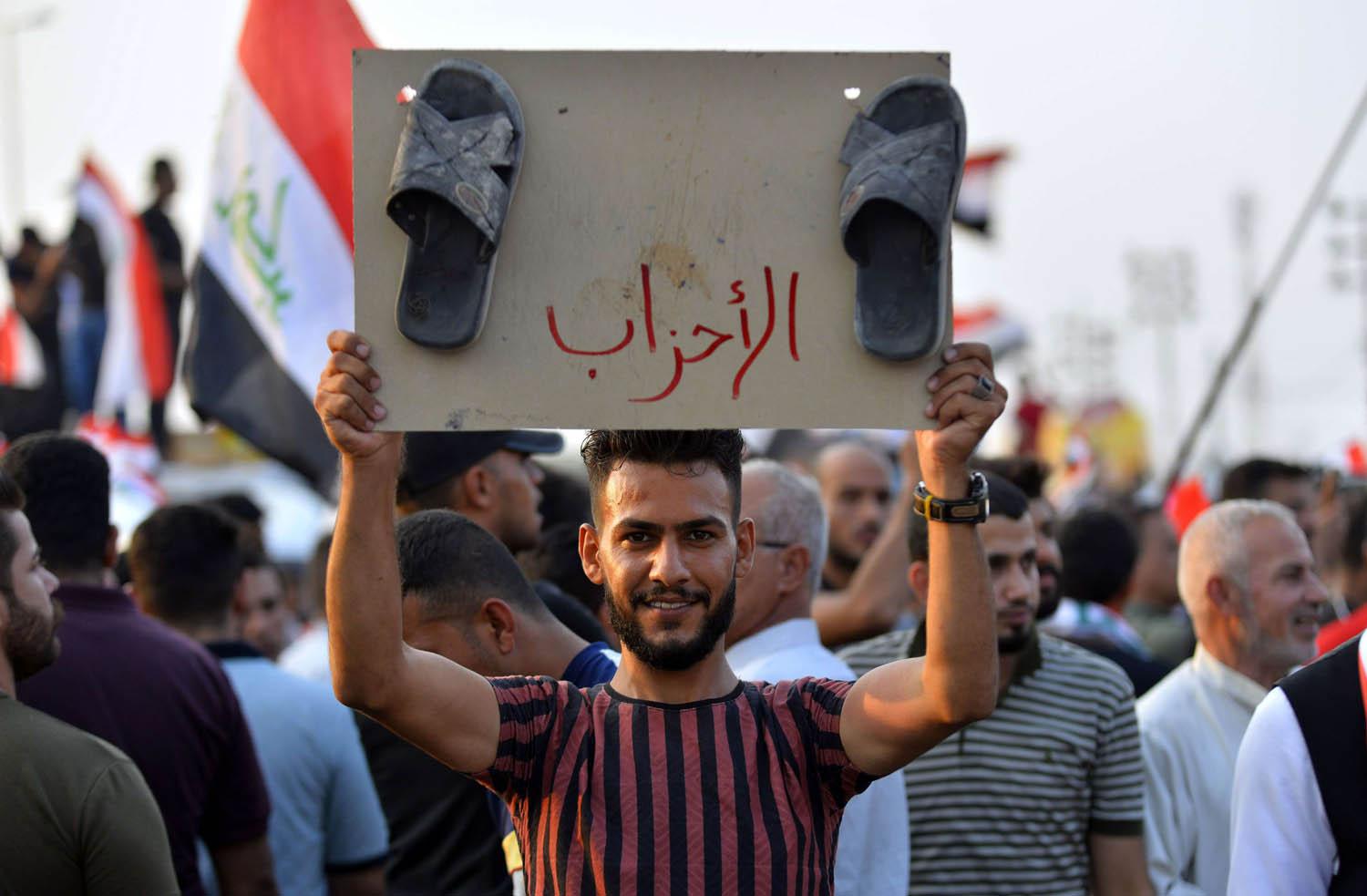 عراقي يتظاهر وسط بغداد