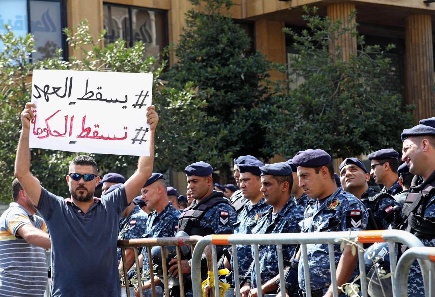 متظاهر وسط بيروت يحتج على الوضع الاقتصادي والسياسي في لبنان