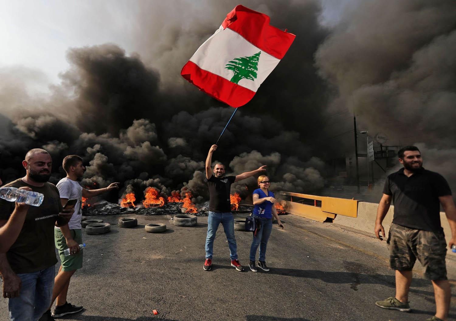 متظاهرون لبنانيون يقطعون الطريق باطارات مشتعلة في بيروت