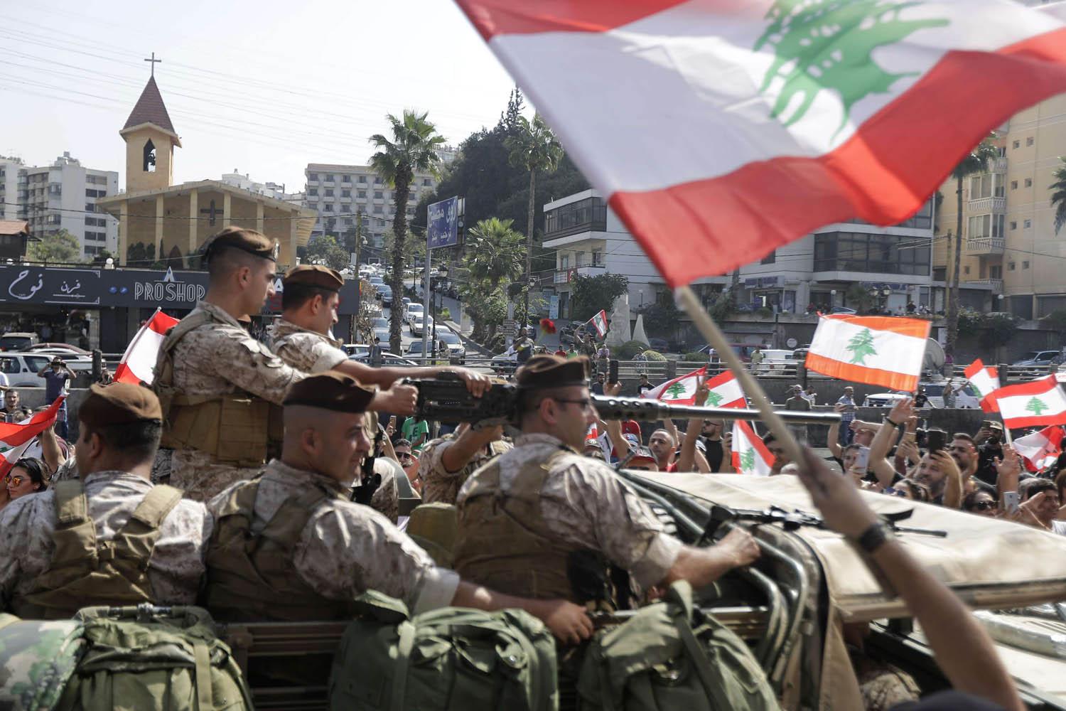 قوة من الجيش اللبناني وسط تظاهرات بيروت