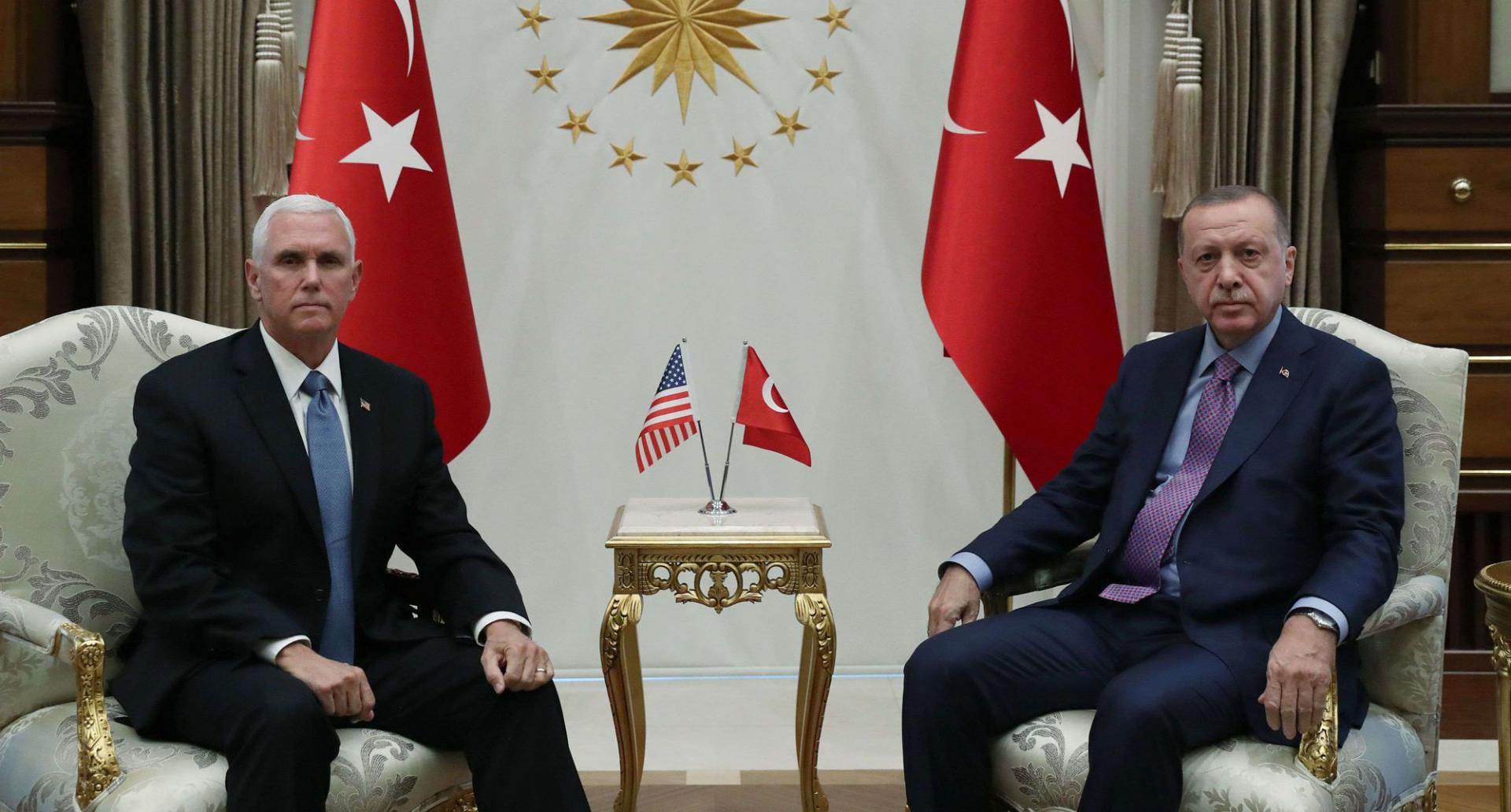 الرئيس التركي رجب طيب أردوغان في اجتماع مع مايك بنس نائب الرئيس الأميركي