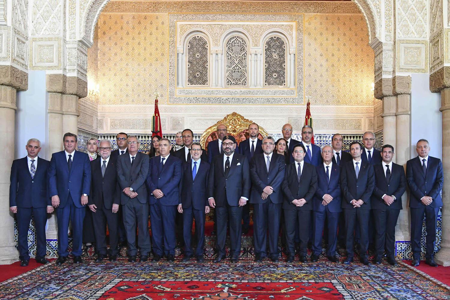 العاهل المغربي الملك محمد السادس يتوسط الحكومة الجديدة