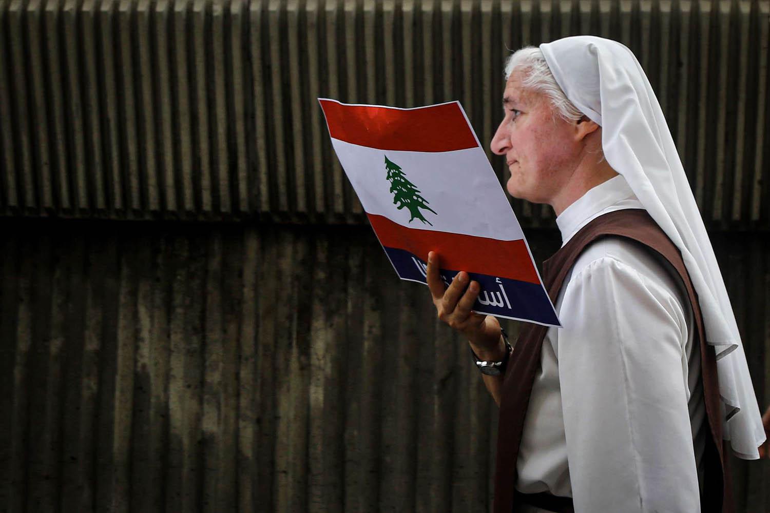 راهبة لبنانية تشارك في التظاهرات ضد الفساد والطائفية في بيروت
