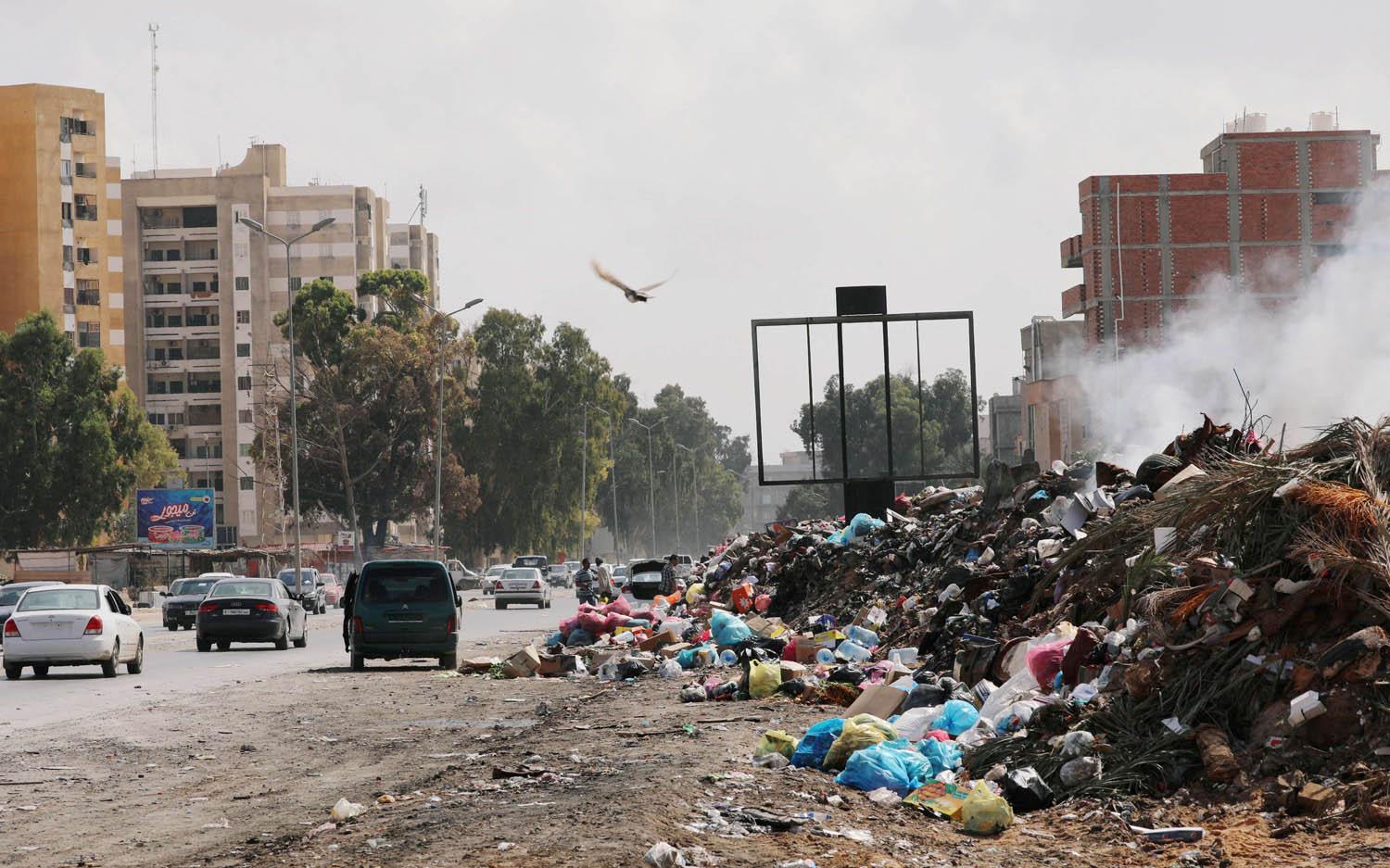 اكوام من الزبالة والأنقاض في شوارع طرابلس