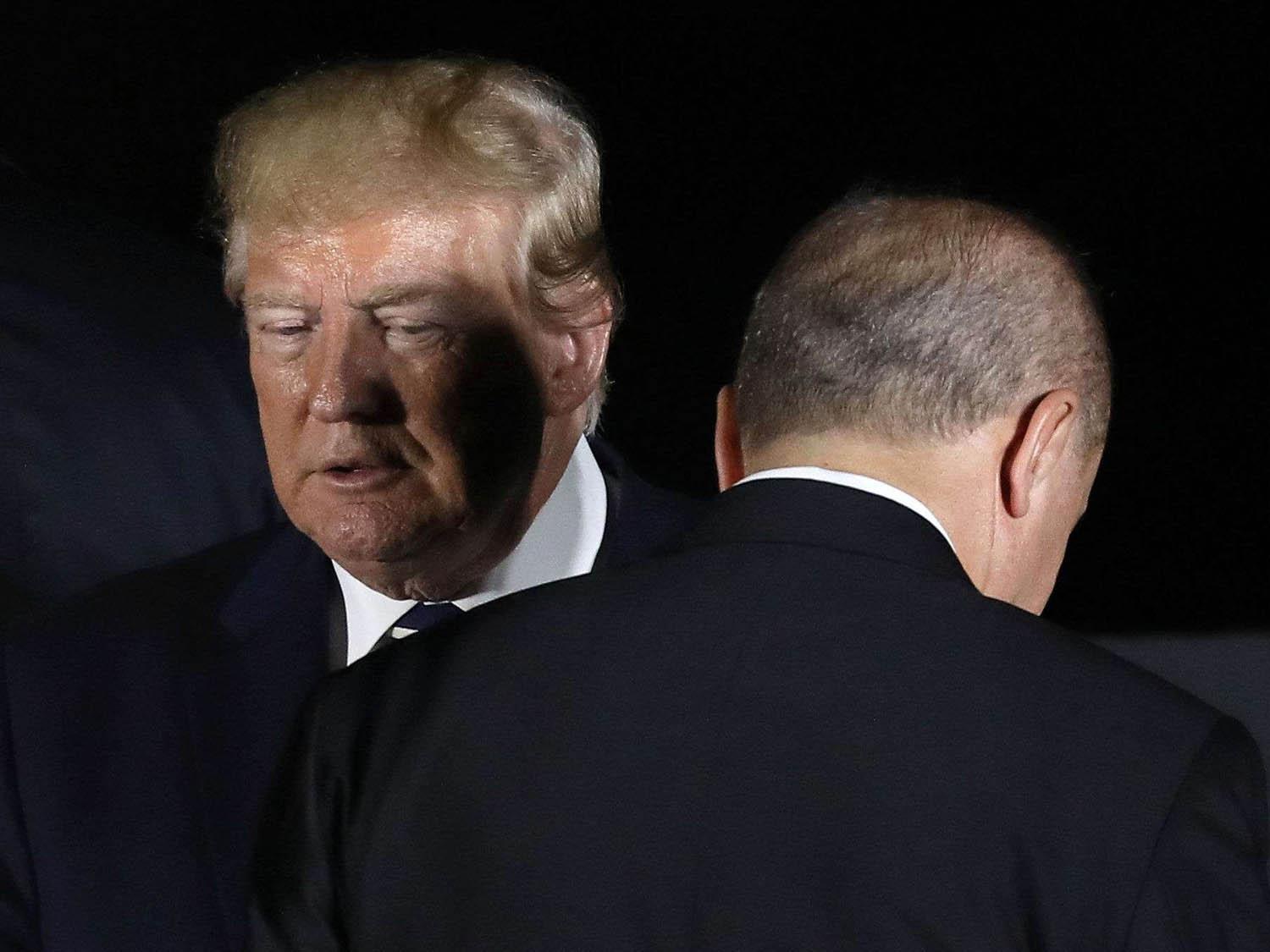 الرئيس الأميركي دونالد ترامب يتحدث مع الرئيس التركي رجب طيب أردوغان