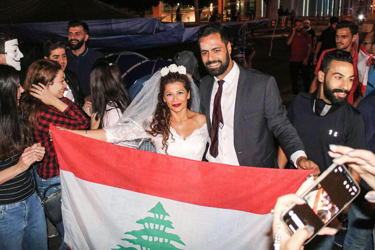 عروسان ناشطان يحتفلان بزواجهما وسط المتظاهرين في بيروت