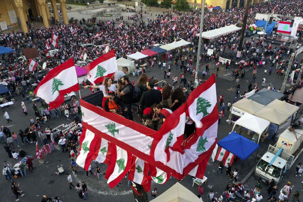 اللبنانيون يتوحدون تحت شعارات مناهضة للنظام