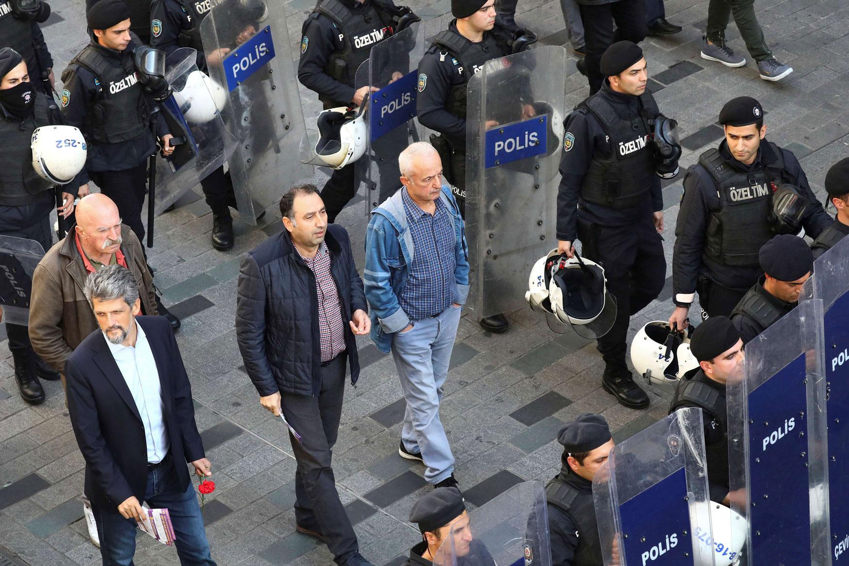 الشرطة التركية تطوق مسيرة لبرلمانيين من حزب الشعب الديمقراطي 