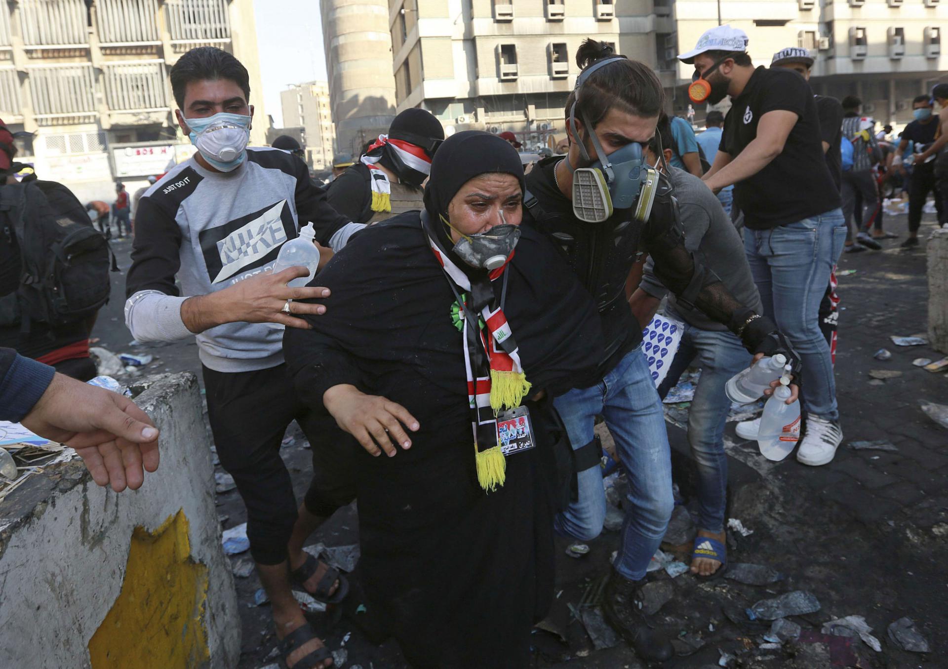 الغاز المسيل للدموع يخنق المتظاهرين في العراق