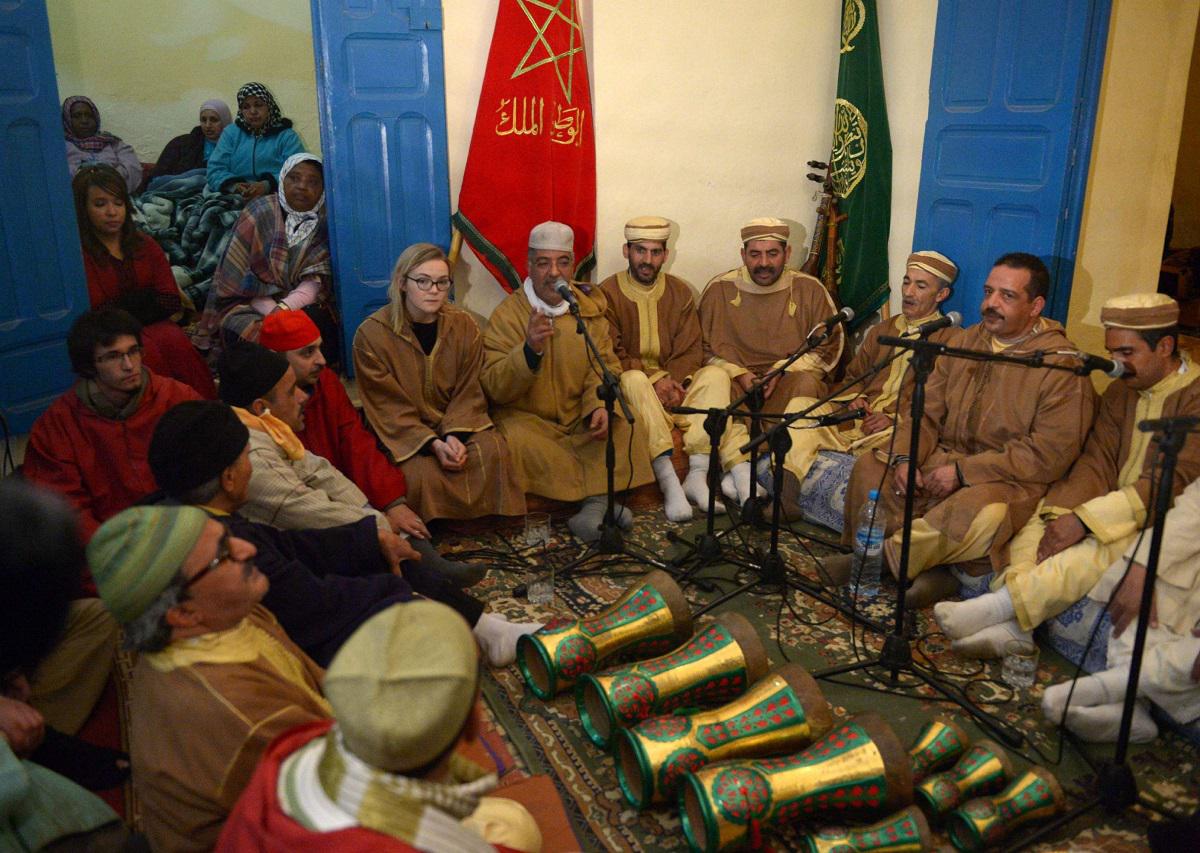 جماعة الأخوة سيدي علي خلال أمسية من الموسيقى الروحية في مهرجان محلي