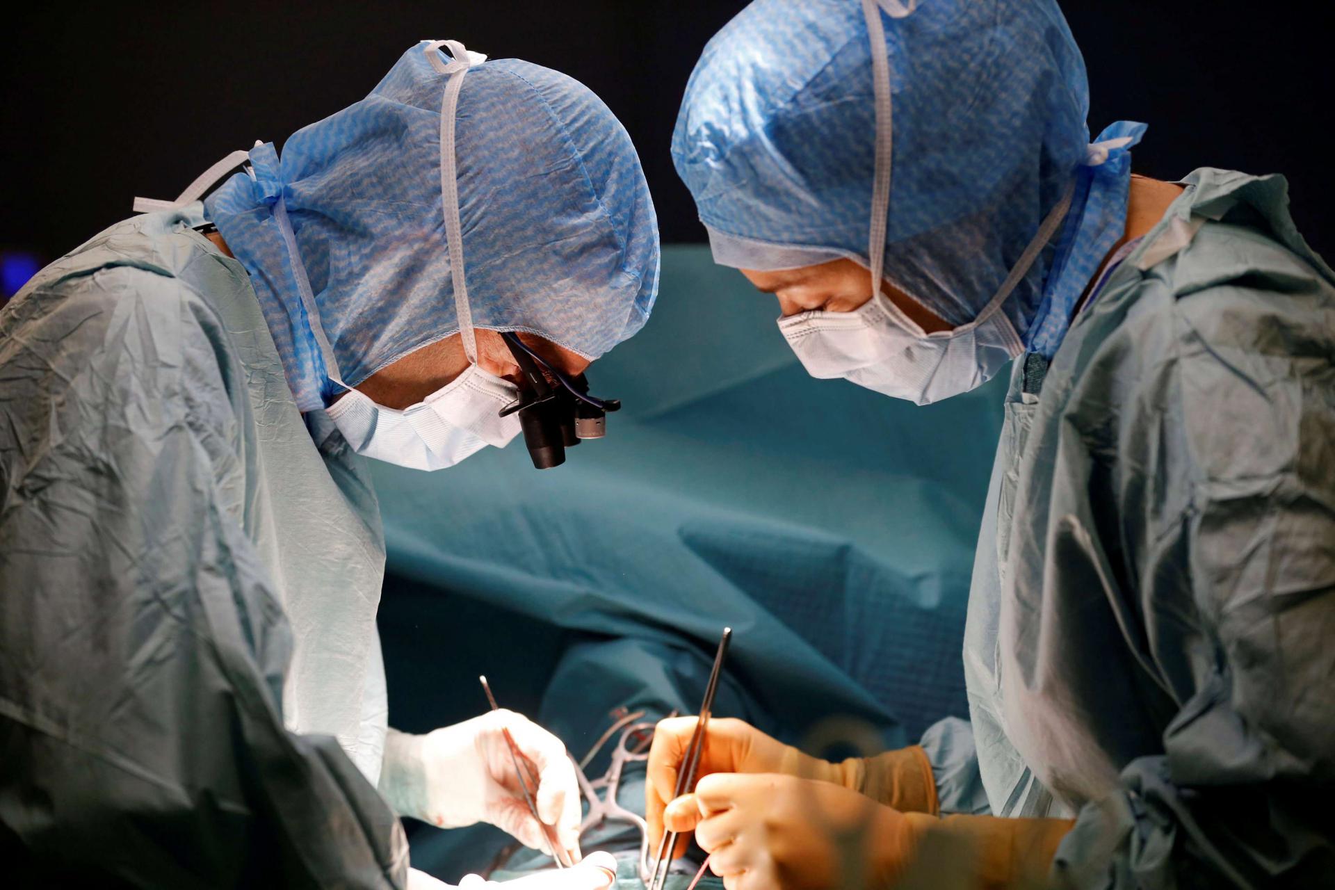 فريق طبي فرنسي يجري عملية جراحية لمريض قلب