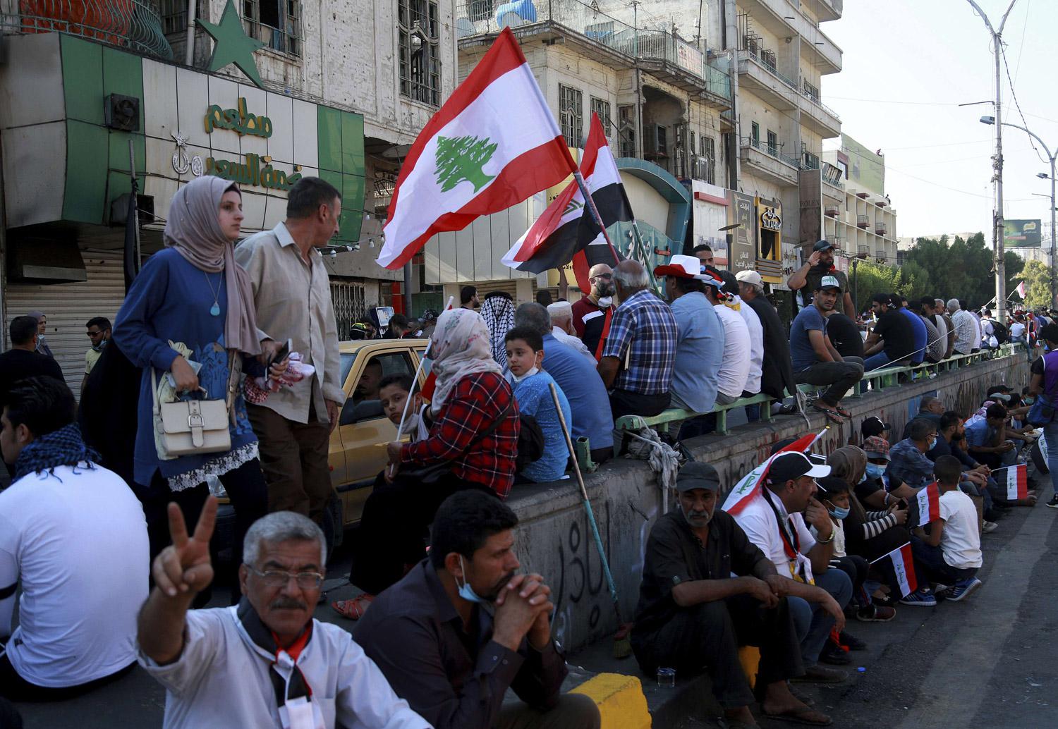 الشارع العراقي واللبناني ينتفضان ضد فساد السلطة 