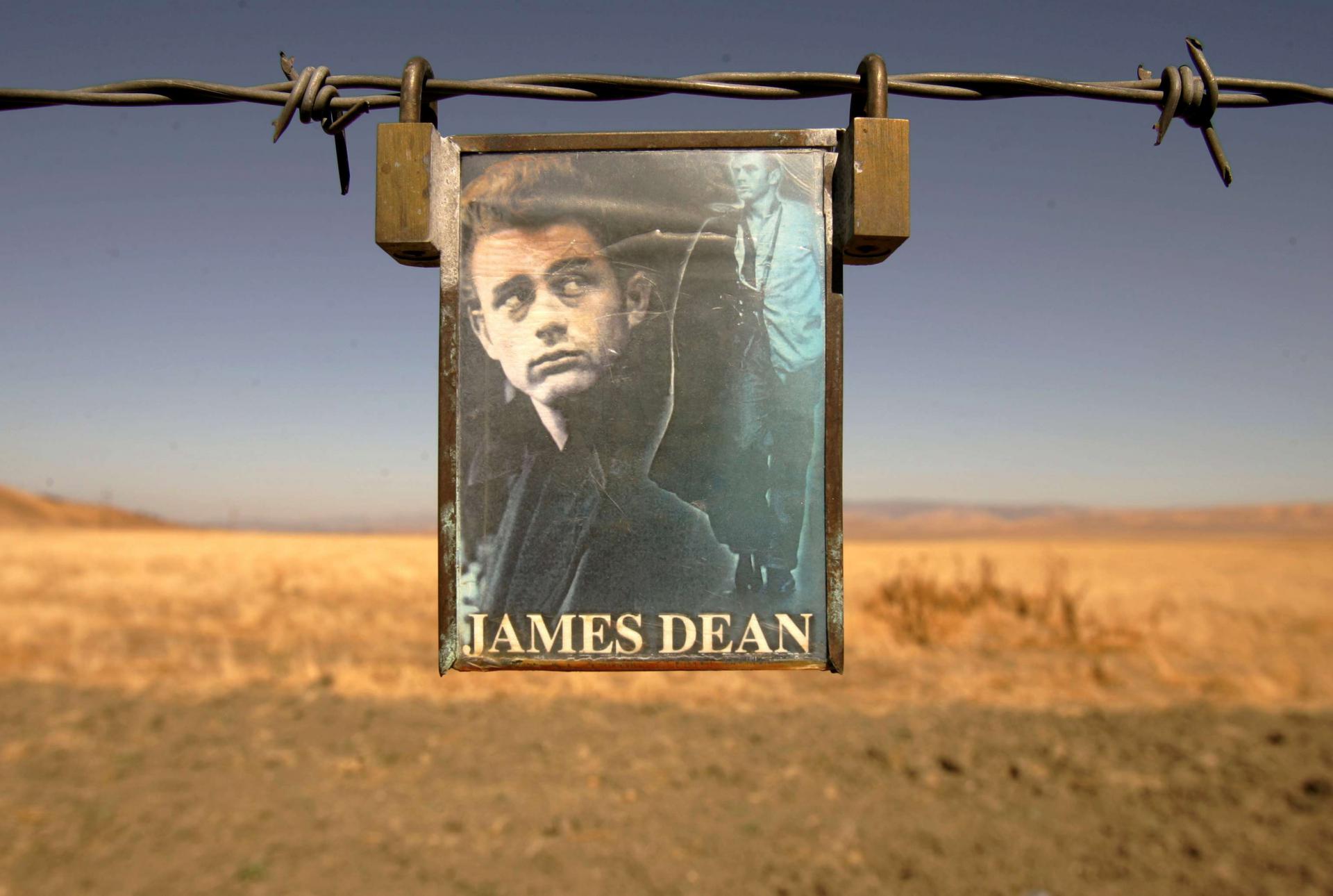 صورة للممثل الأميركي جيمس دين معلقة على سياج بالقرب من كاليفورنيا