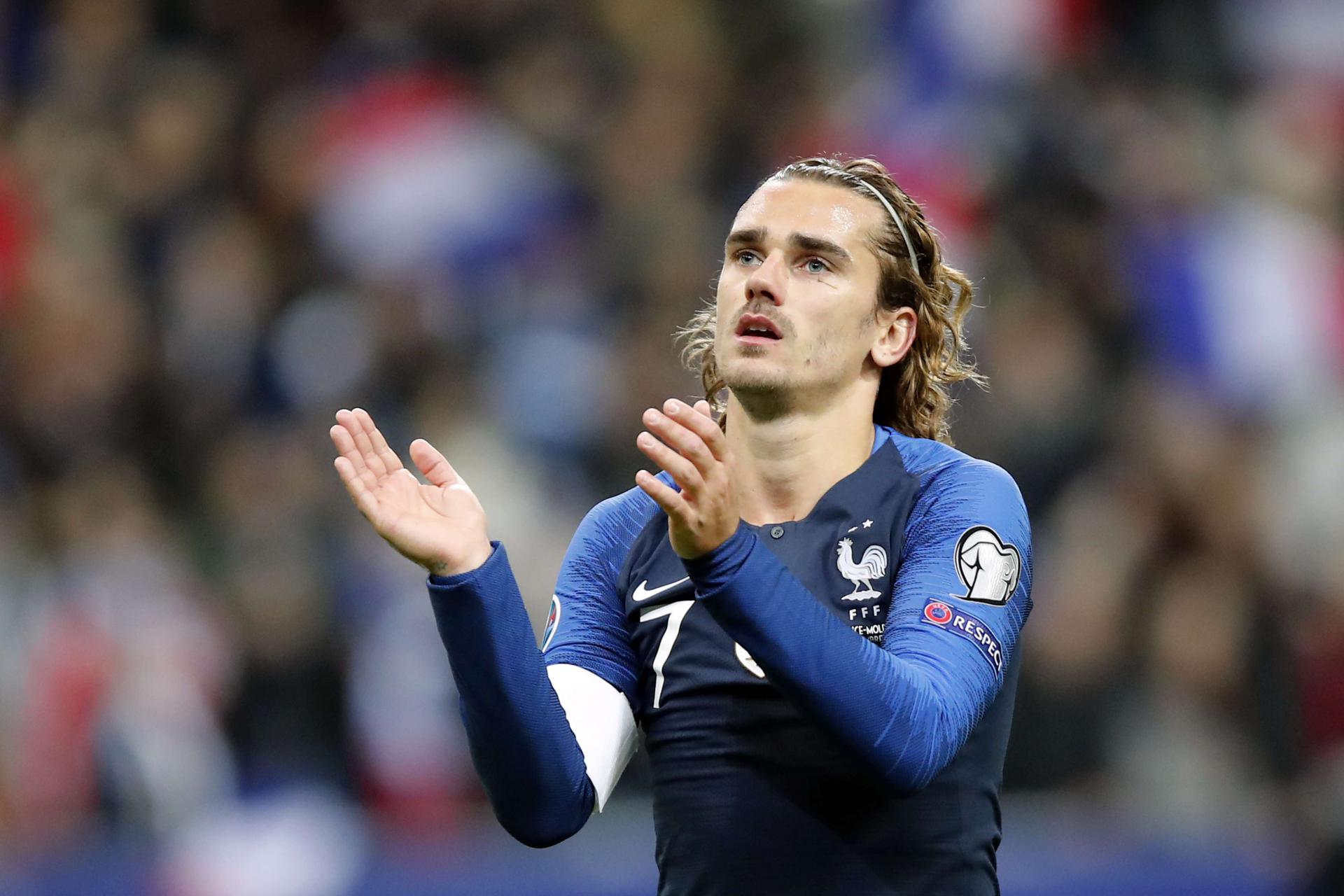 فرنسا في النهائيات قبل الدخول إلى أرض ملعب سان دوني 