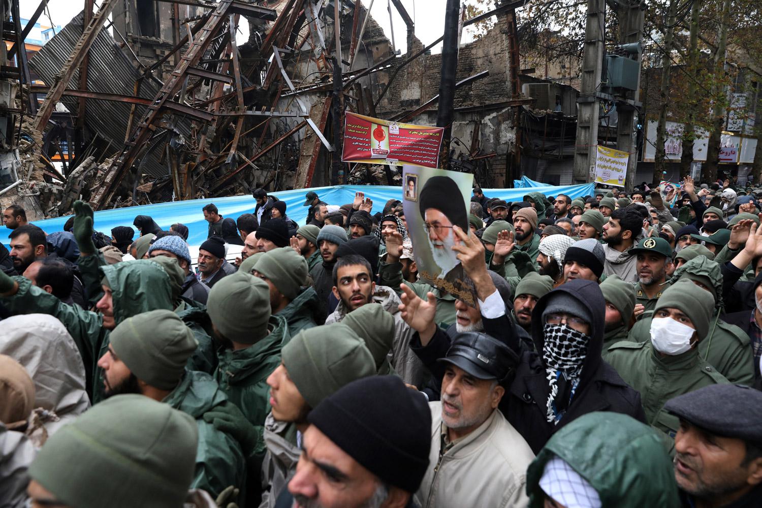 عناصر الحرس الثوري تجندوا بأوامر خامنئي لقمع المحتجين الإيرانيين