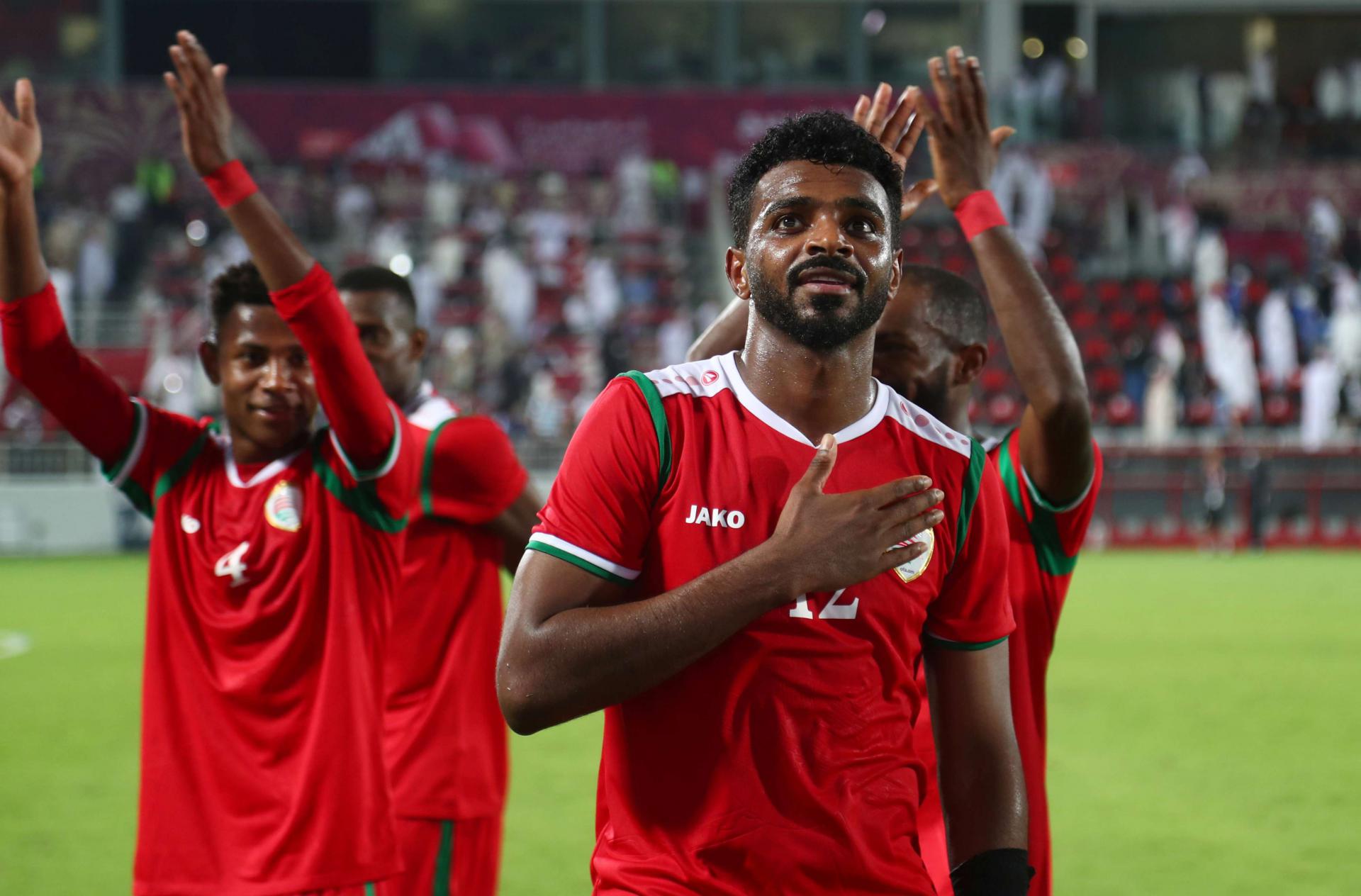 لاعبو المنتخب العماني يحتفلون بالفوز على الكويت