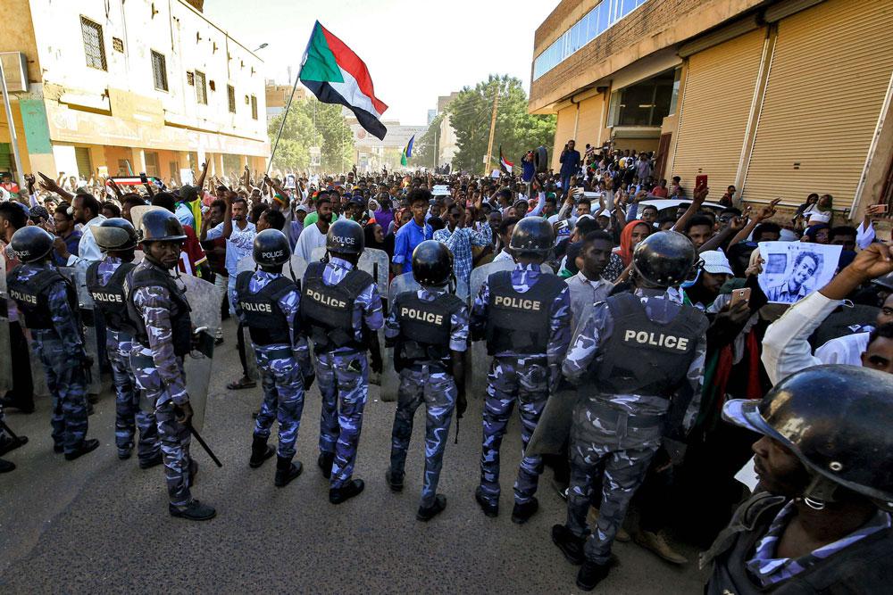 مئات السودانيين يطالبون أمام مقر الحكومة بالدالة "للشهداء"