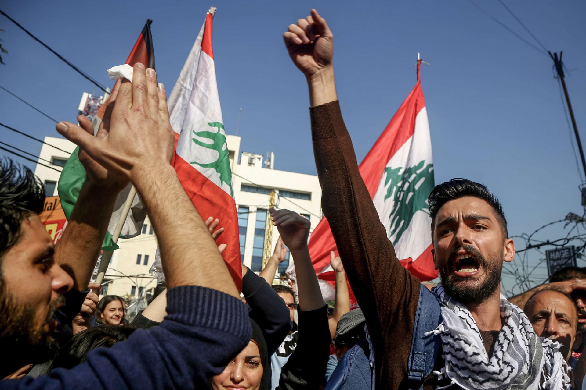 اللبنانيون يرددون شعار "يسقط نظام يعتقل الأطفال"