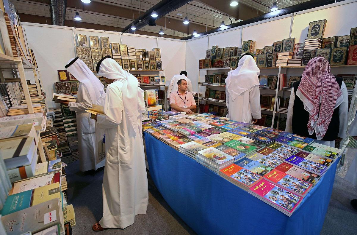 زوار يطالعون الكتب في معرض الكويت الدولي للكتاب