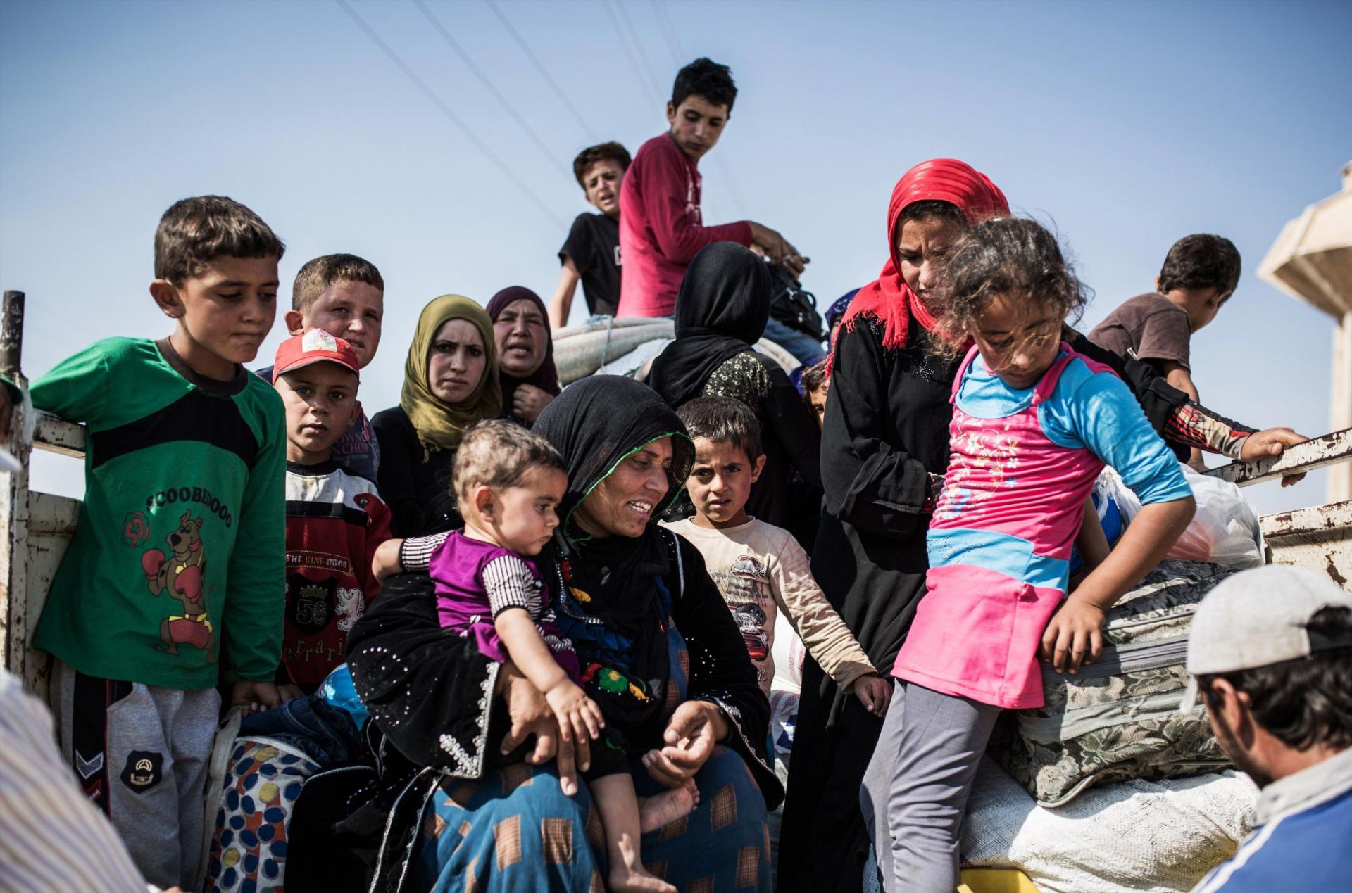 لاجئون سوريون في طريق العودة من تركيا إلى سوريا