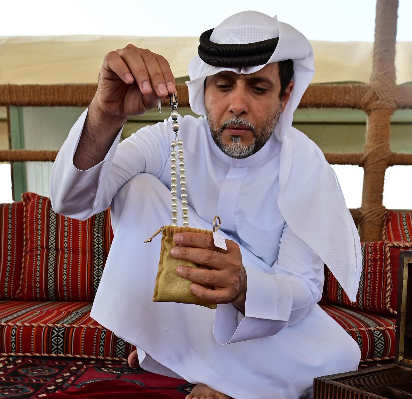 الإماراتي عبدالله السويدي يعرض لآلئ مزروعة في مشروعه برأس الخيمة 