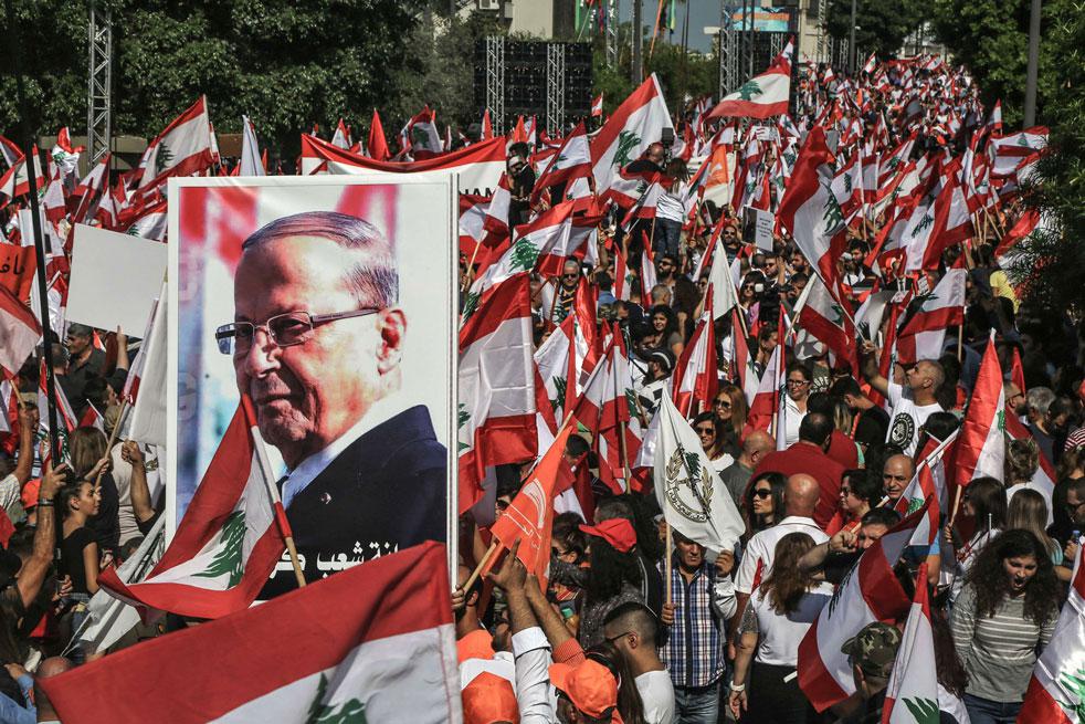 مناصرو عون يتوافدون على القصر الرئاسي