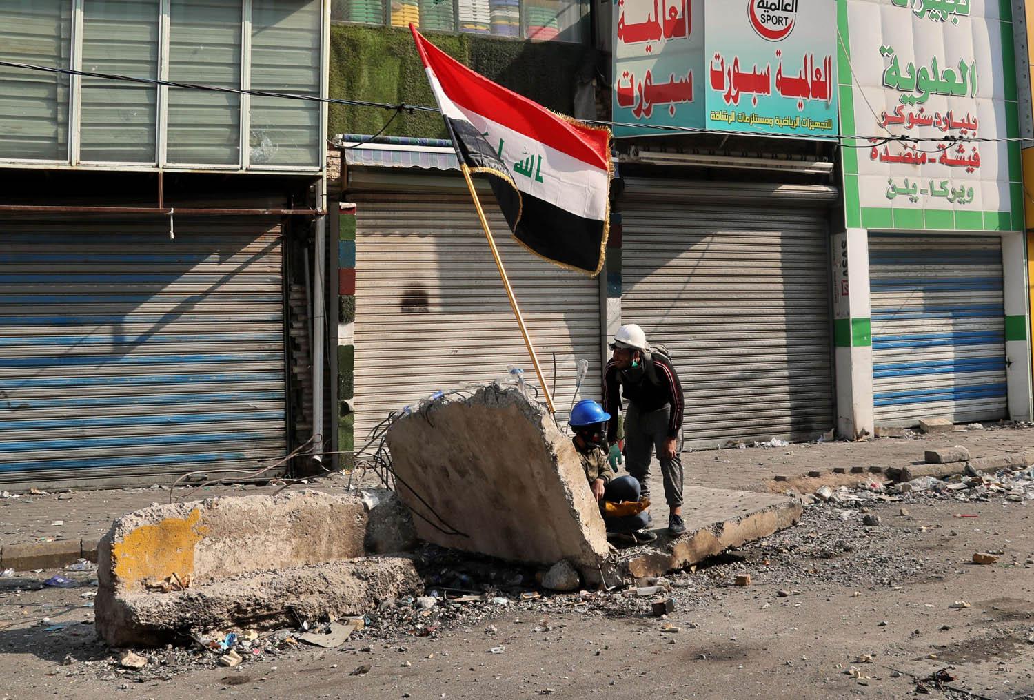 محتج عراقي وسط بغداد