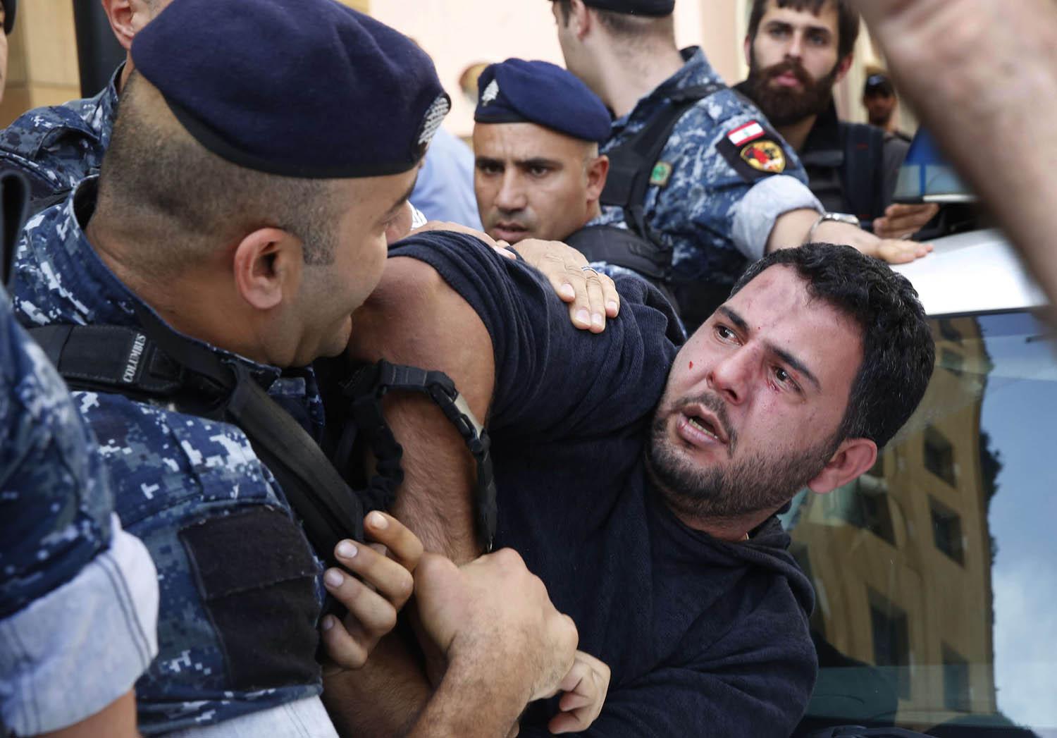 قوات الأمن اللبنانية تمنع دخول متظاهرين إلى جمعية المصارف