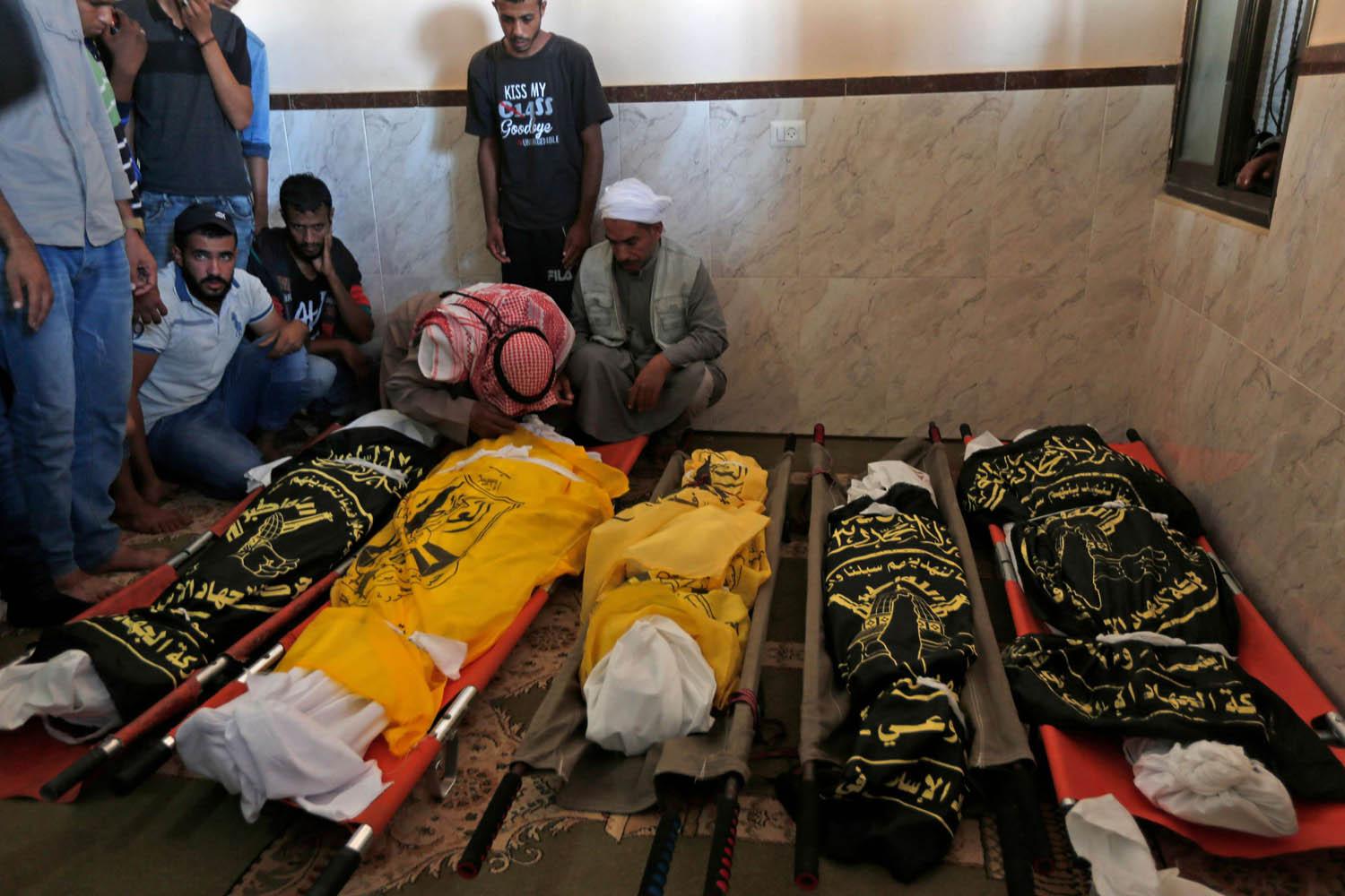 فلسطينيون ينتحبون على عائلة قتلت بالكامل في القصف الاسرائيلي على غزة