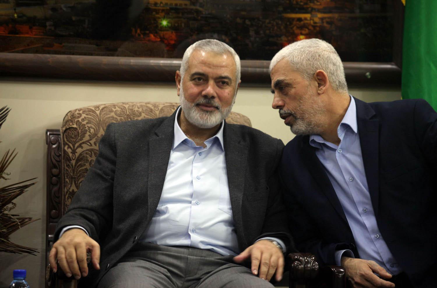 رئيس حركة حماس اسماعيل هنية يستمع إلى القيادي يحيى السنوار