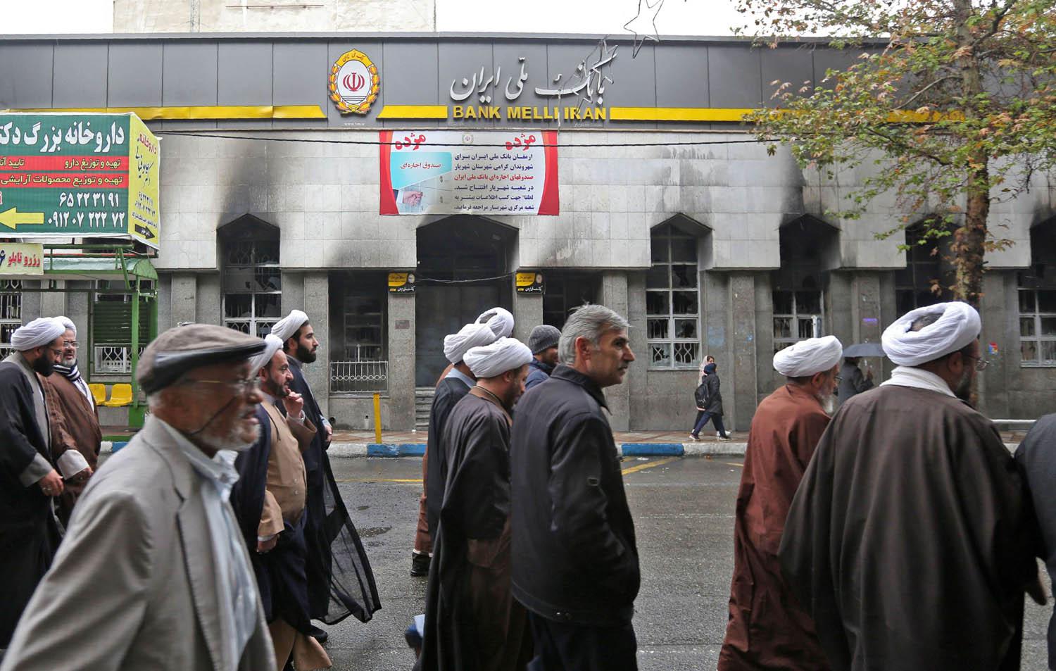 تظاهرة مؤيدة لخامنئي تتجول في مناطق الاضطرابات في طهران