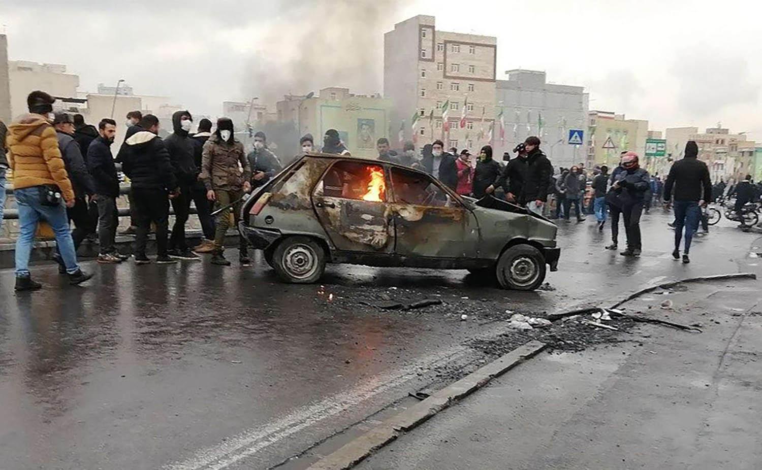 إيرانيون يحرقون سيارة وسط طهران احتجاجا على ارتفاع اسعار الوقود