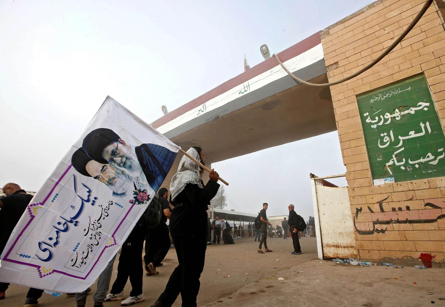 زوار ايرانيون يعبرون نقطة الحدود بين العراق وايران