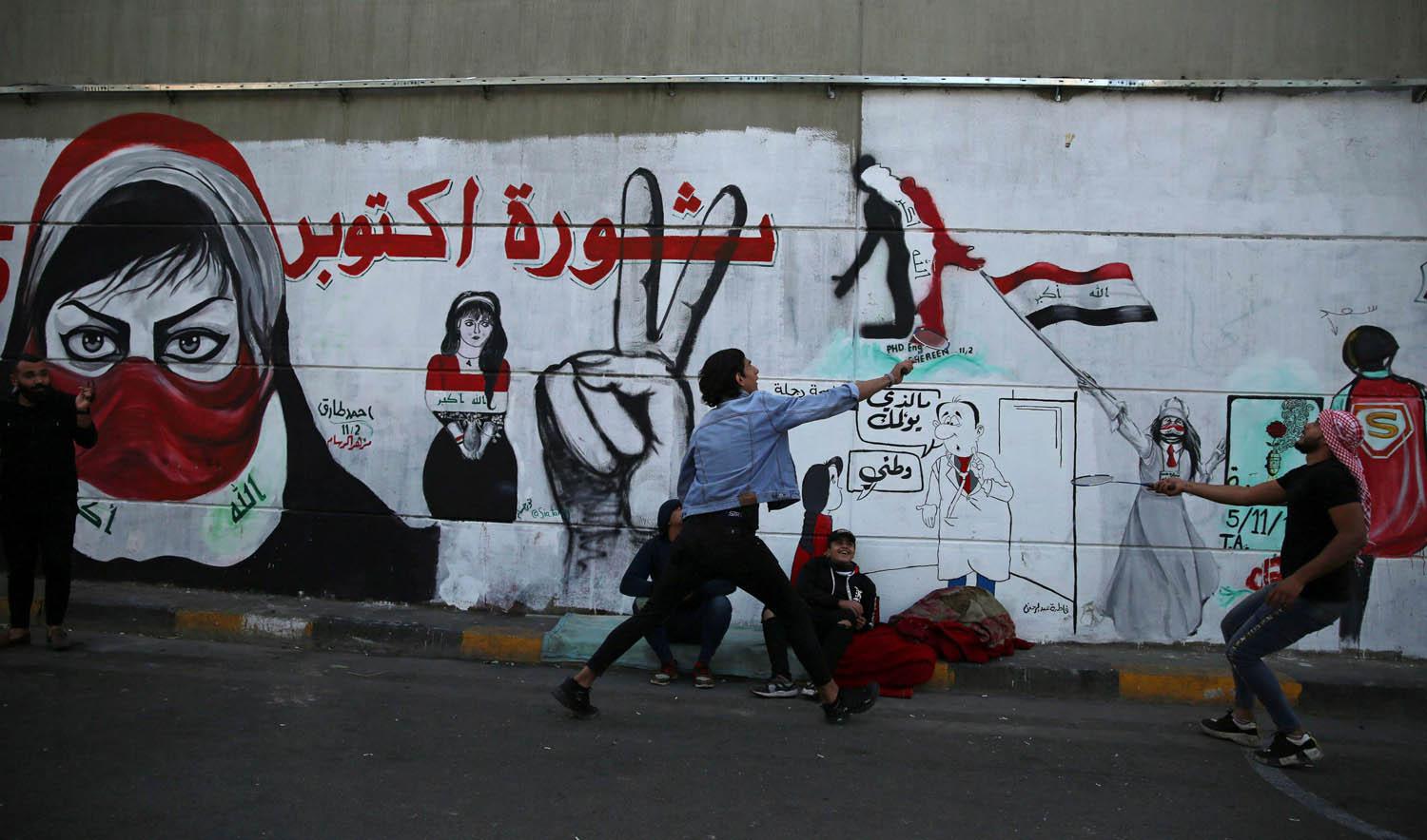 غرافيتي يشيد بالثورة العراقية في بغداد