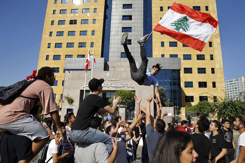 طلبة يتظاهرون في لبنان