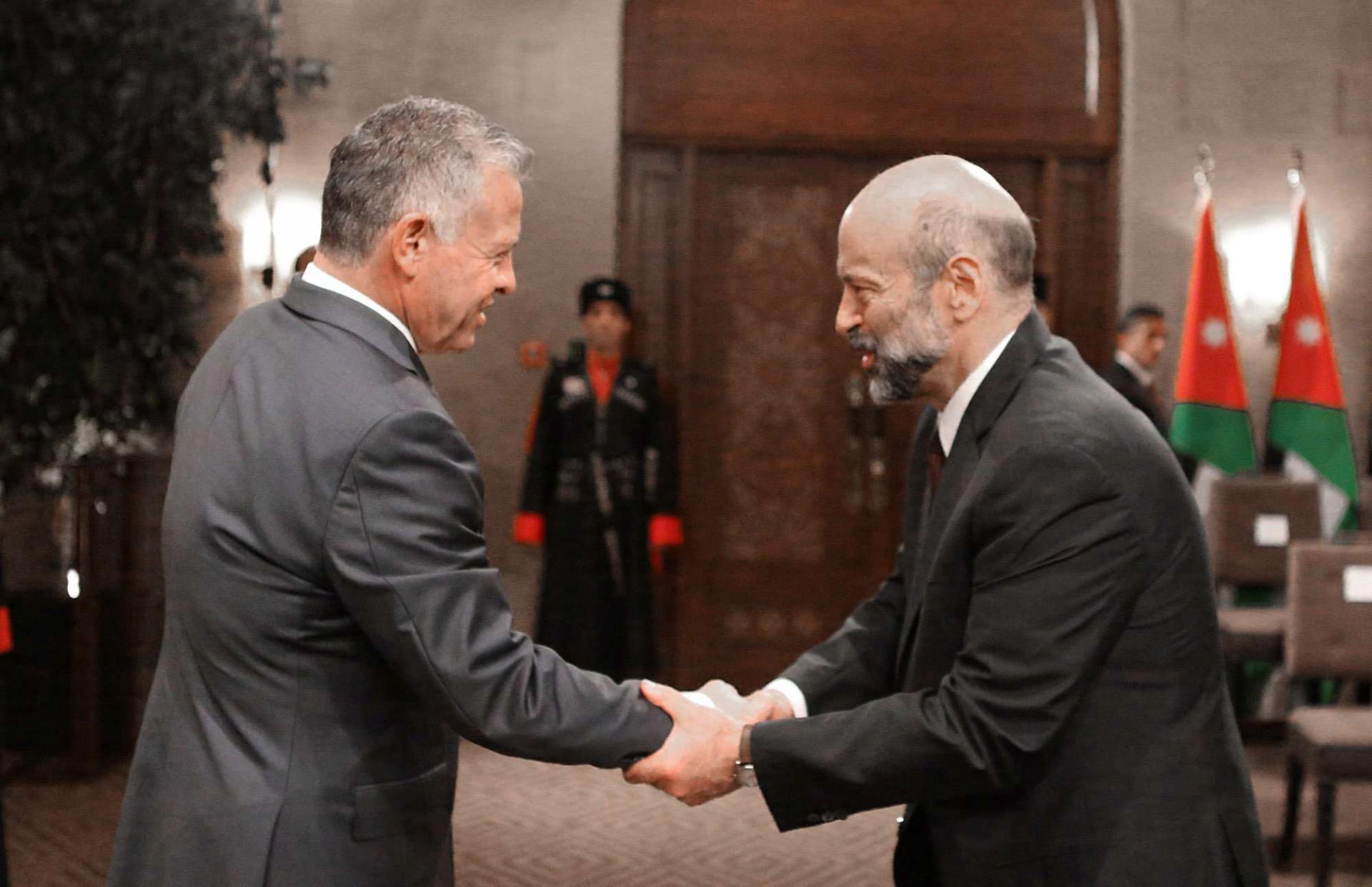 الملك عبدالله الثاني في لقاء سابق مع رئيس الوزراء عمر الرزاز