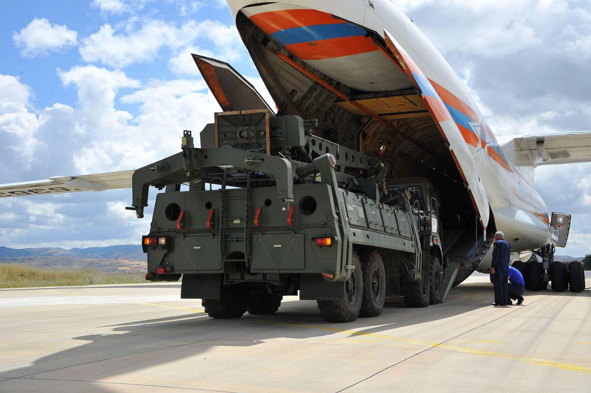 تركيا تتسلم صواريخ اس-400 الروسية