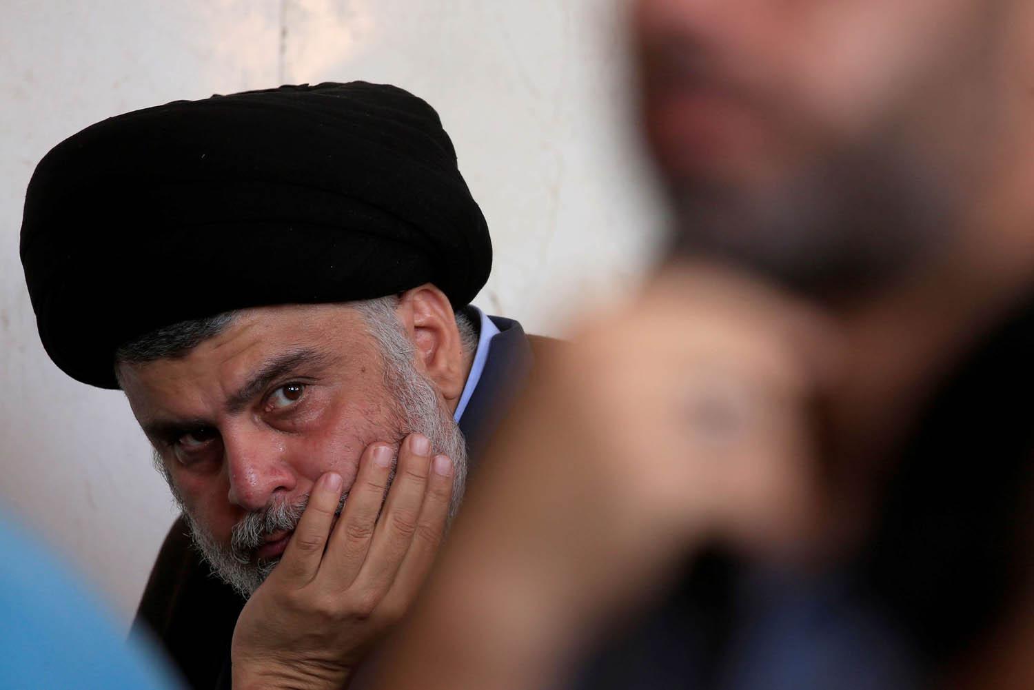 الزعيم الشيعي مقتدى الصدر خلال صلاة الجمعة في الكوفة