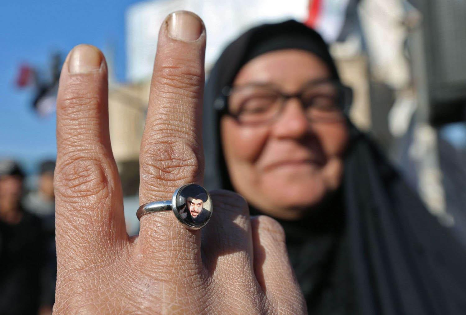 عراقية تشير إلى صورة الصدر في خاتمها