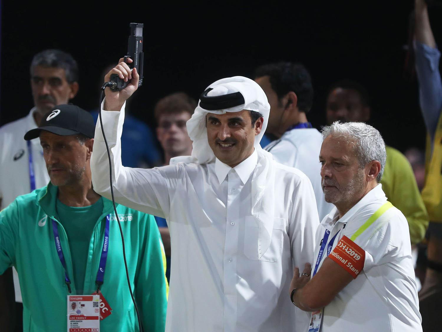 الشيخ تميم بن حمد أمير قطر يطلق طلقة البداية لسباق