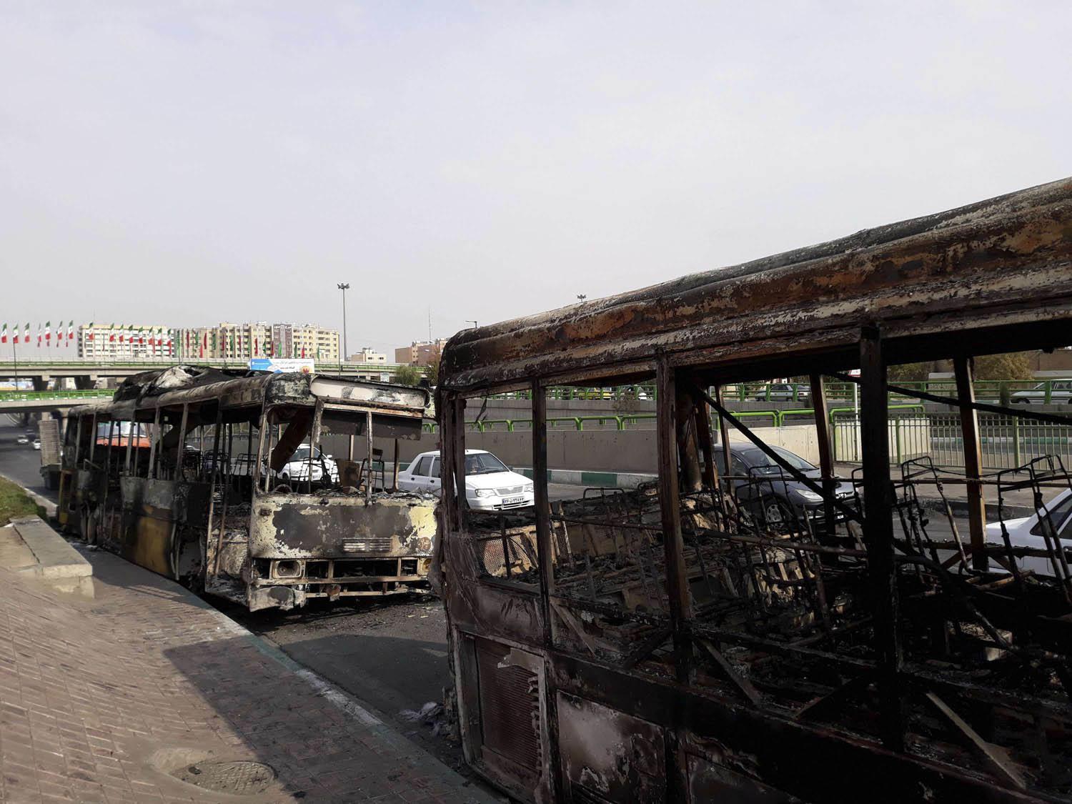 حافلات محروقة وسط طهران احتجاجا على زيادة اسعار الوقود