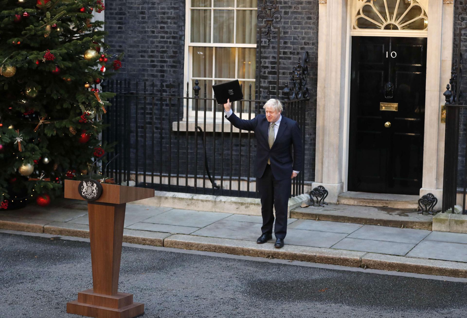 رئيس الوزراء البريطاني يلقى بكلمة أمام 10داونينغ ستريت بلندن
