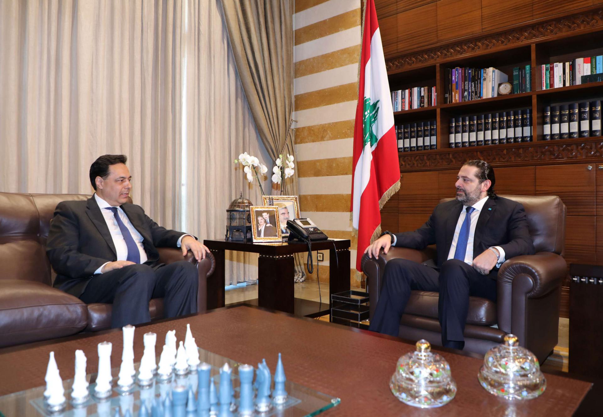 سعد الحريري (يمين) يلتقي المكلف بتشكيل حكومة في لبنان حسان دياب