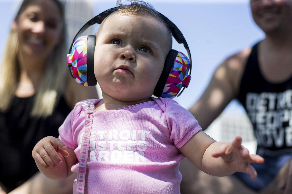 طفلة تستعمل سماعات الأذن
