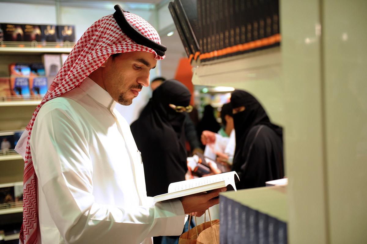 قارئ سعودي يتصفح كتابا في نسخة سابقة من معرض جدة الدولي للكتاب