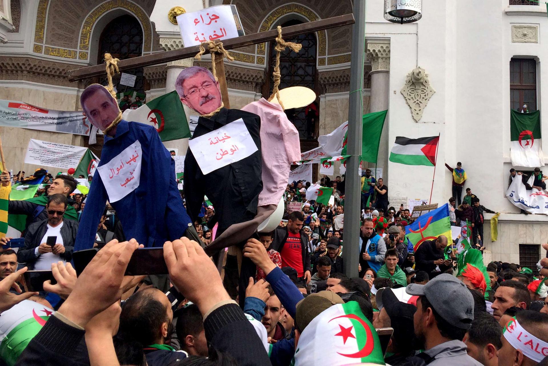 المتظاهرون الجزائريون يرفعون صورا أحمد أويحي مطالبين بمحاكمته