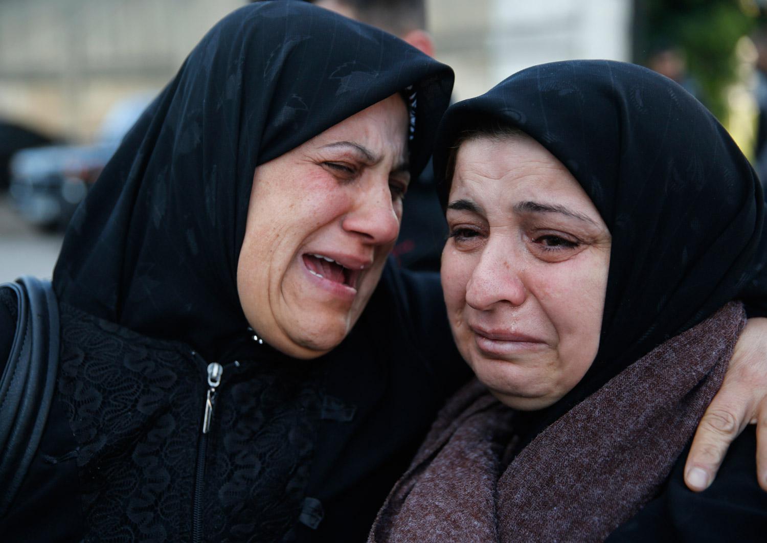 دموع الوداع في بلد يستقبل نحو مليون ونصف مليون لاجئ سوري
