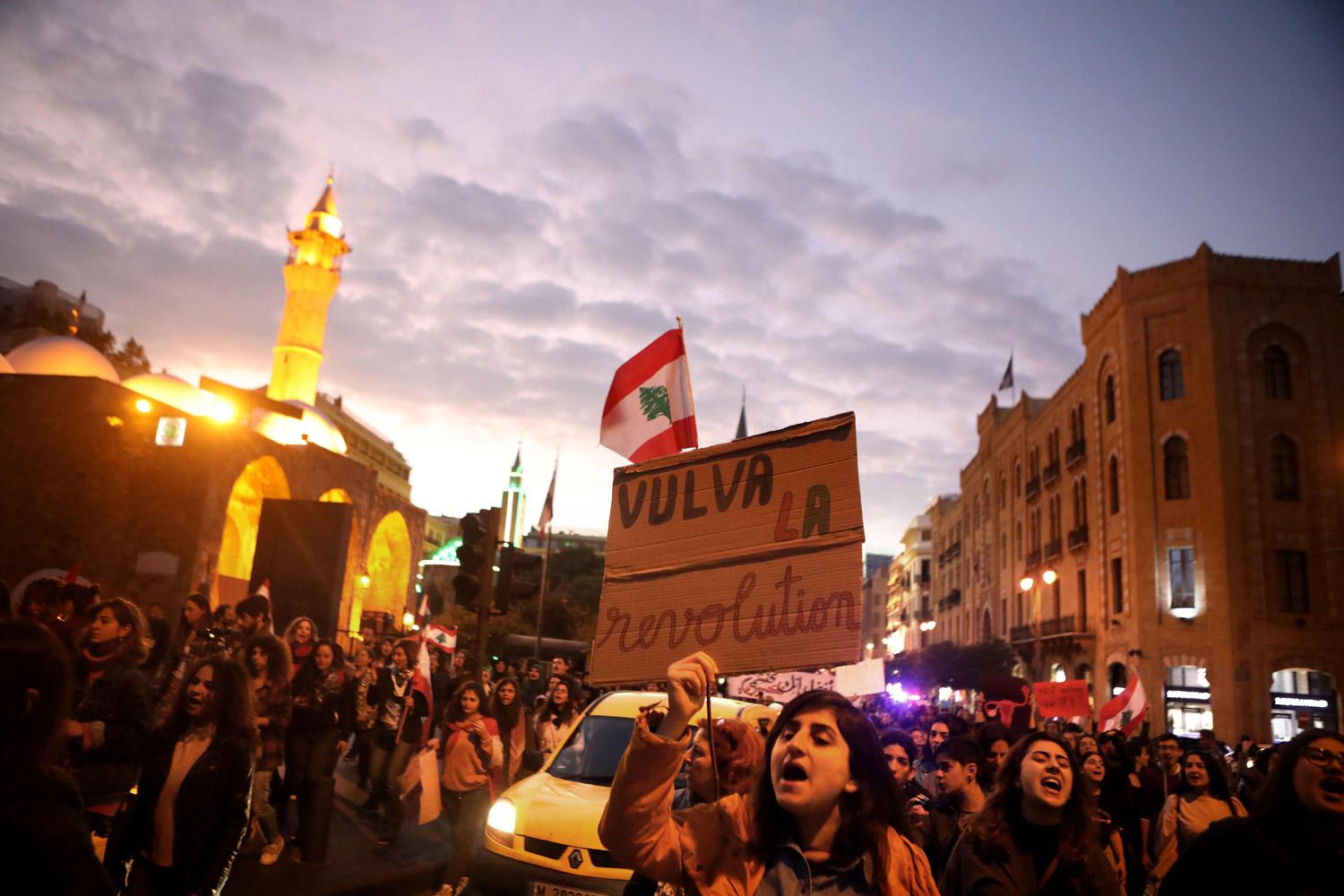 المتظاهرون اللبنانيون يصرون على تشكيل حكومة تكنوقراط