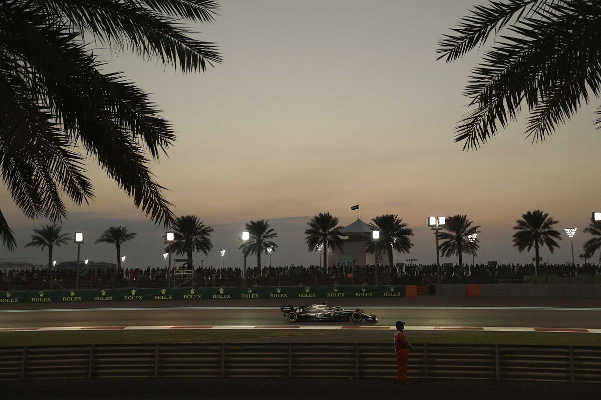 سائق مرسيدس لويس هاملتون يسوق سيارته خلال سباق الإمارات للفورمولا ون ، سباق حلبة مرسى ياس في أبوظبي